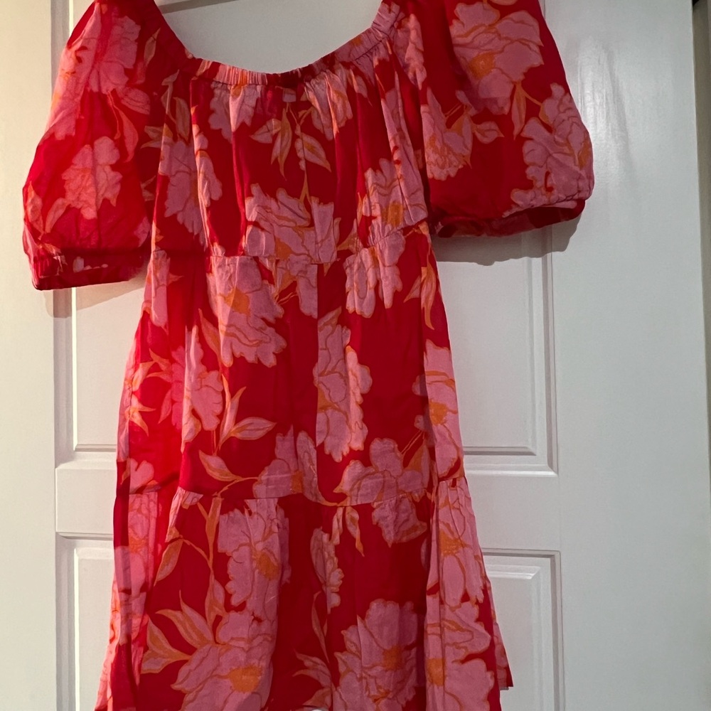 Floral, puff sleeve, tiered mini dress in vibrant red and pink colorway. Size L. - Picture 6 of 10